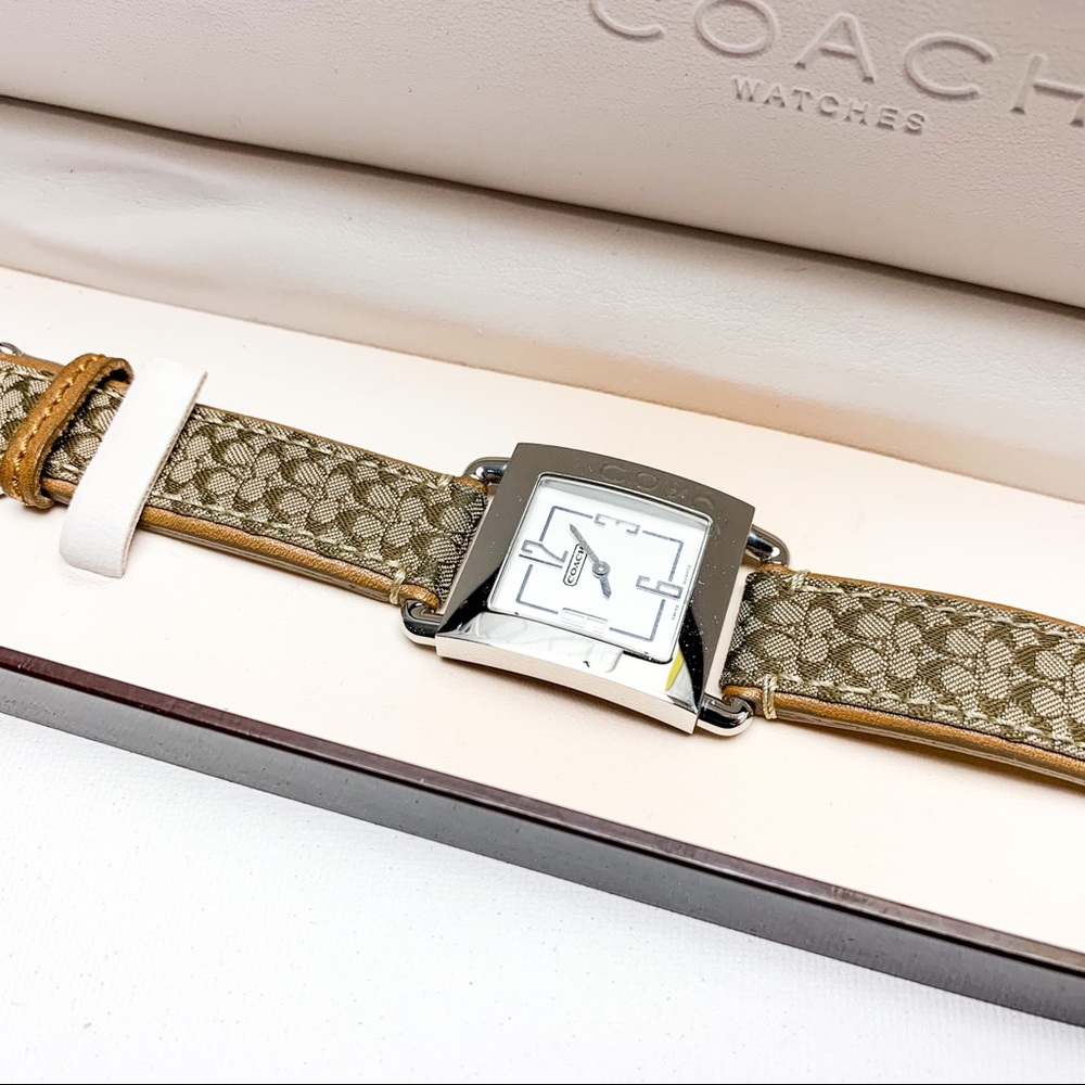 COACH Analog Leather WHT BEG Woman’s wrist watch Size 17